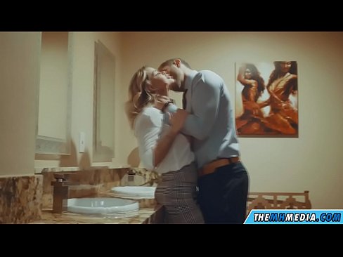 ❤️ 当一个胸大无脑的金发女郎在公共厕所里勾引你时 ❤❌ Quality porn